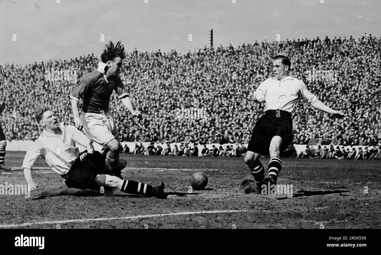 Association Football Photo, Western Mail and Echo, April 21. 1951. Ein Action-Shot aus dem Spiel zwischen Cardiff City und Luton Town im Ninian Park. Die Stadt gewann 2:1. Das Foto zeigt, wie Cardiff George Edwards einen Schuss abschießt, der blockiert wurde. Stockfoto