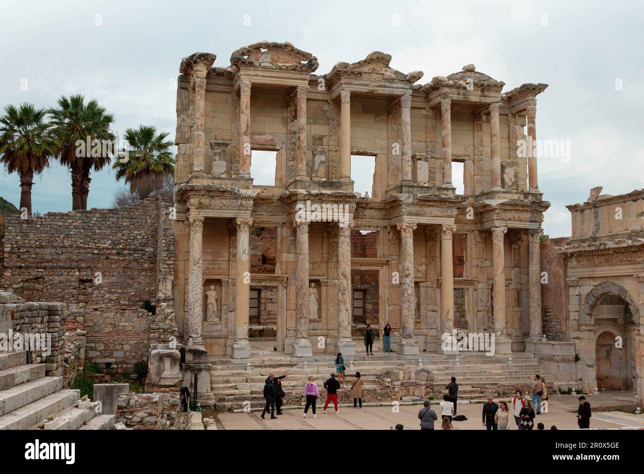Weltberühmte Bibliothek in der antiken Stadt Ephesus. Gehört dem alten Griechenland Stockfoto