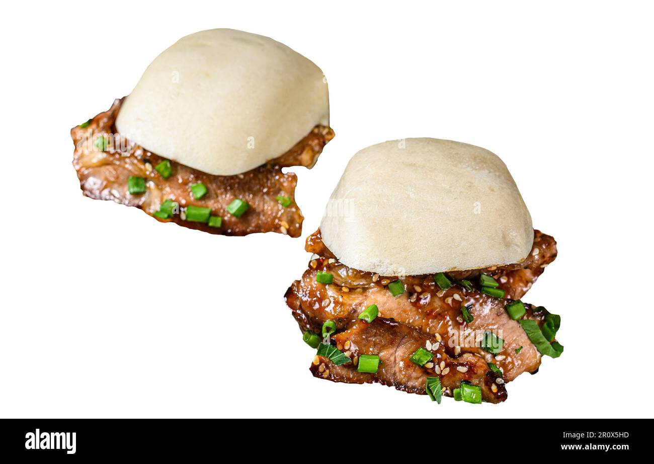 Chinesisches Sandwich, gedünstete Gua bao Brötchen mit Schweinefleisch. Isoliert auf weißem Hintergrund Stockfoto