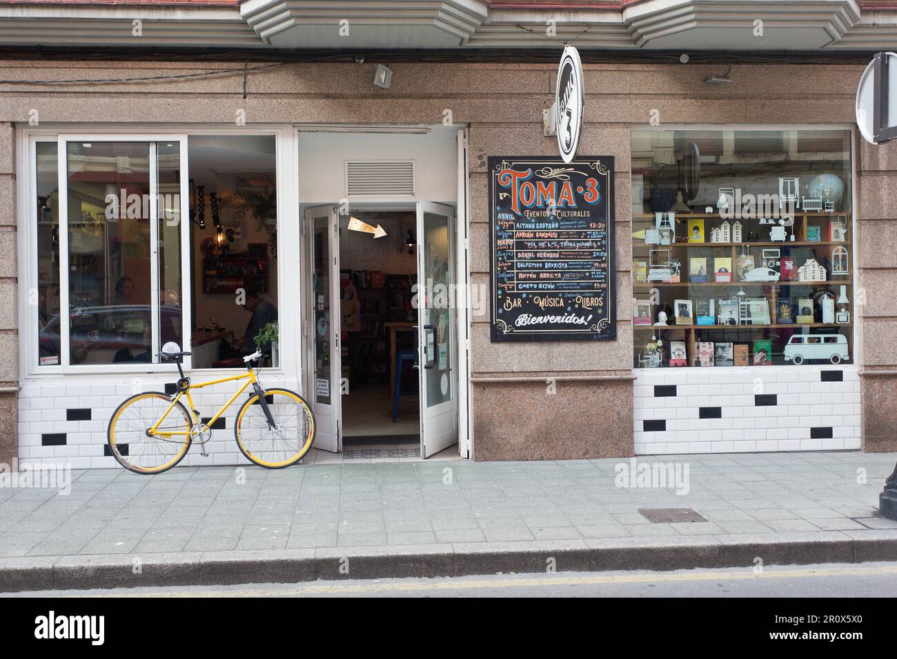 Nehmen Sie die 3, Bar und Buchladen. Eine der Sehenswürdigkeiten und empfohlenen Orte, die man sehen und besuchen sollte, wenn man nach Gijón, Asturien, reist. Geboren im Jahr Stockfoto