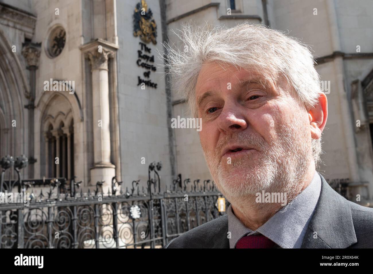 London, Großbritannien. 10. Mai 2023. Dr. Andrew Boswell vom Königlichen Gerichtshof in London, da er die vorgeschlagenen neuen Abschnitte der A47-Straße in Norfolk, die seiner Ansicht nach nicht auf ihre kumulativen CO2-Emissionen hin bewertet wurden, rechtlich anfechten will. Das britische Planungssystem werde weder dem Schutz der Natur noch der Verhinderung des Klimawandels dienen. Kredit: Ron Fassbender/Alamy Live News Stockfoto