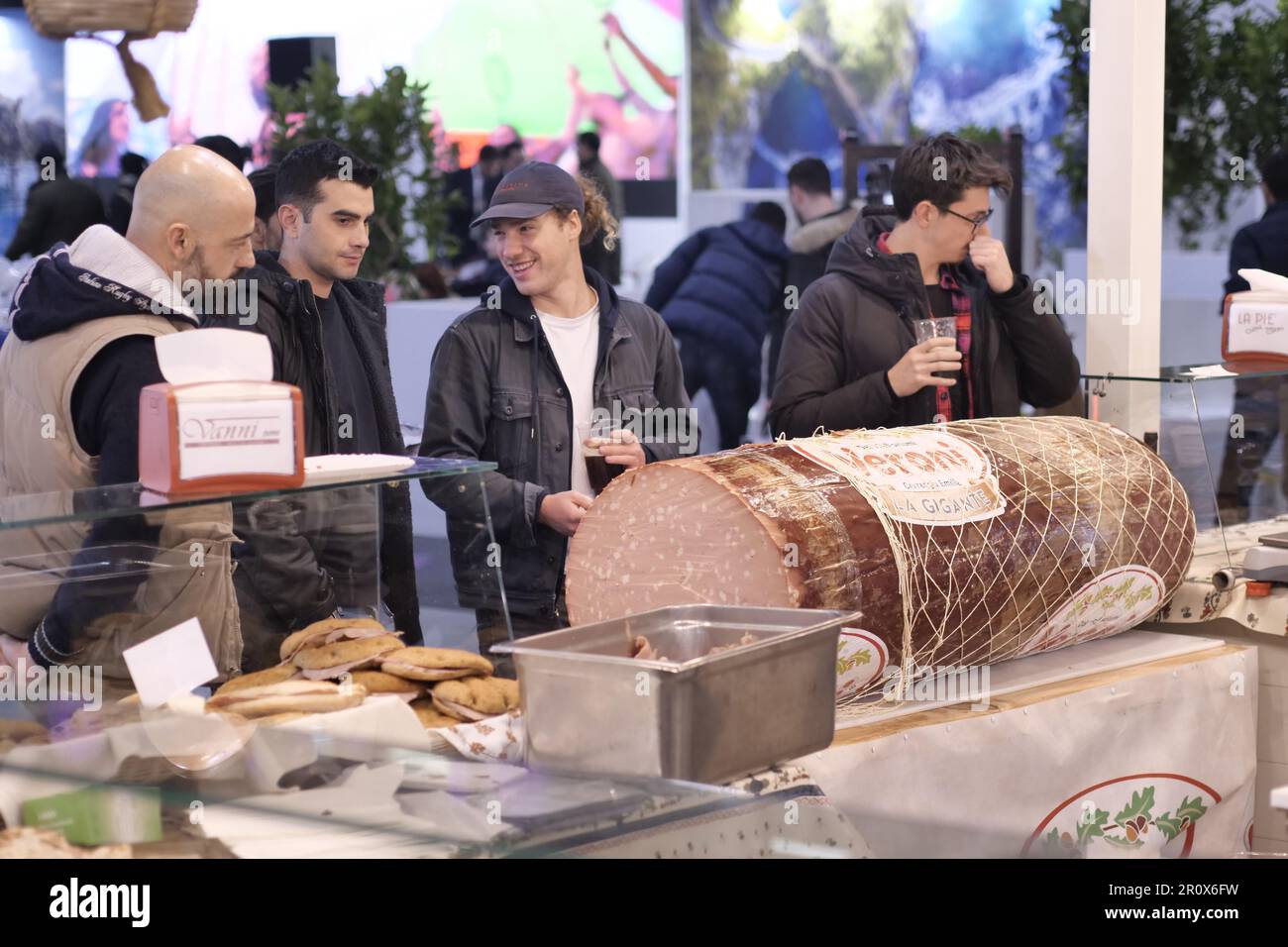 Kunsthandwerkermesse mit typischen lokalen Produkten, Essen und kein Essen, Folklore, Musik und Tanz. Rho, Mailand, Italien. Stockfoto