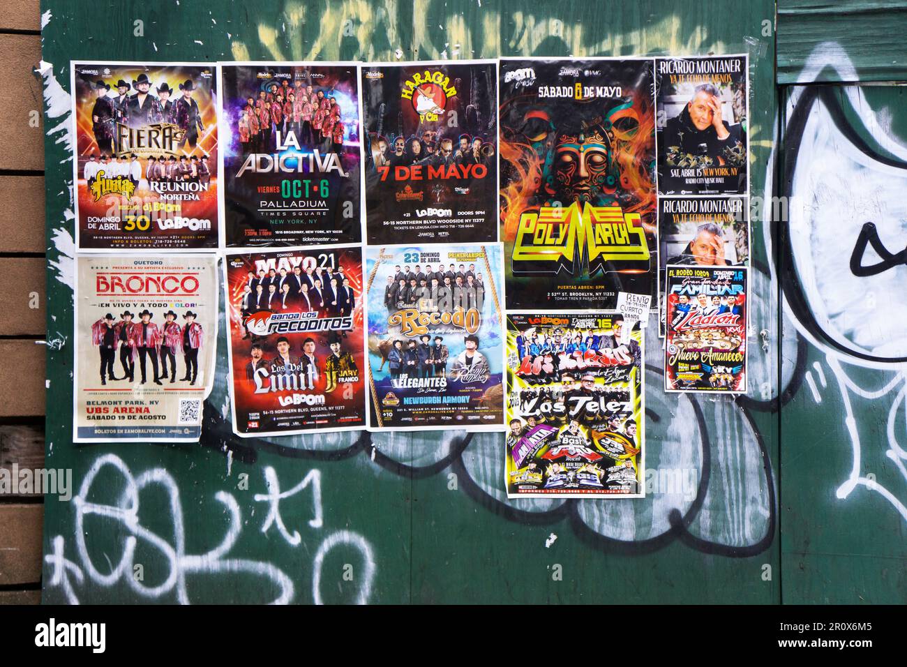 Eine Wand mit 11 bunten Plakaten in spanischer Sprache, auf denen die kommenden spanischen Musikshows in Elmhurst, Queens, New York City dargestellt werden. Stockfoto Eine Wand mit 11 bunten Plakaten in spanischer Sprache, auf denen die kommenden spanischen Musikshows in Elmhurst, Queens, New York City dargestellt werden. Stockfoto