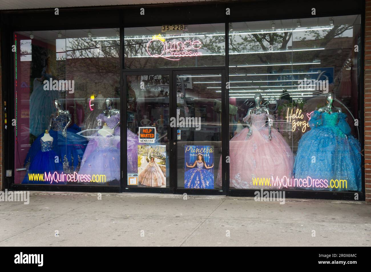 Außenansicht von Quinceaneras, einem Geschäft, das Kleidung für das südamerikanische Ritual zum 15. Geburtstag eines Mädchens und dessen Übergang zur Frau verkauft. Corona, Königinnen Stockfoto