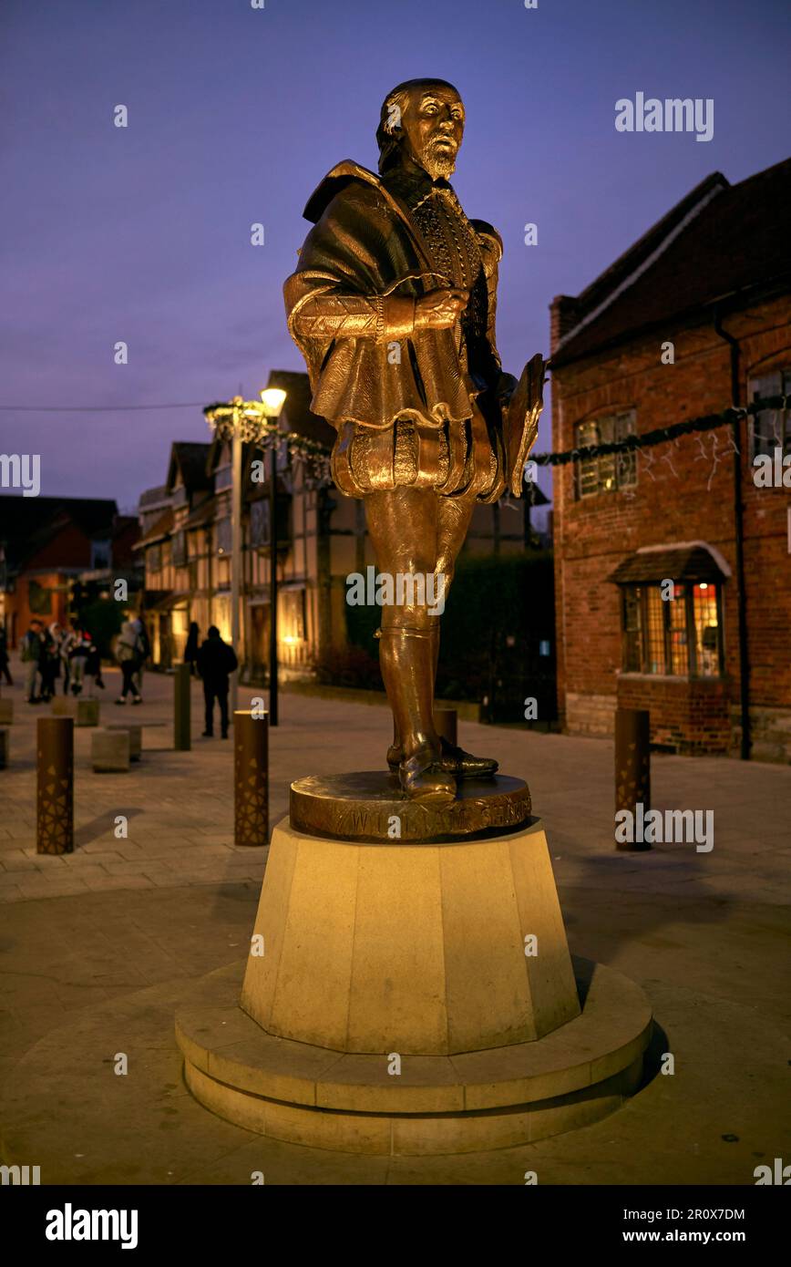 Stratford-upon-Avon, Statue. William Shakespeare-Statue in der Abenddämmerung an der Henley Street Stratford-upon-Avon, England, Großbritannien Stockfoto