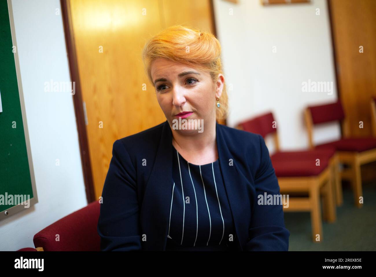 Labour-Abgeordnete und Schattenstaatssekretärin für Verkehr Louise Haigh bei einem Treffen über Fragen des Nahverkehrs mit den Einwohnern, die unter der Stockfoto