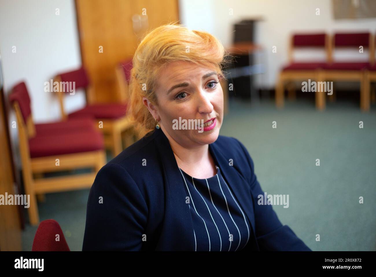 Labour-Abgeordnete und Schattenstaatssekretärin für Verkehr Louise Haigh bei einem Treffen über Fragen des Nahverkehrs mit den Einwohnern, die unter der Stockfoto