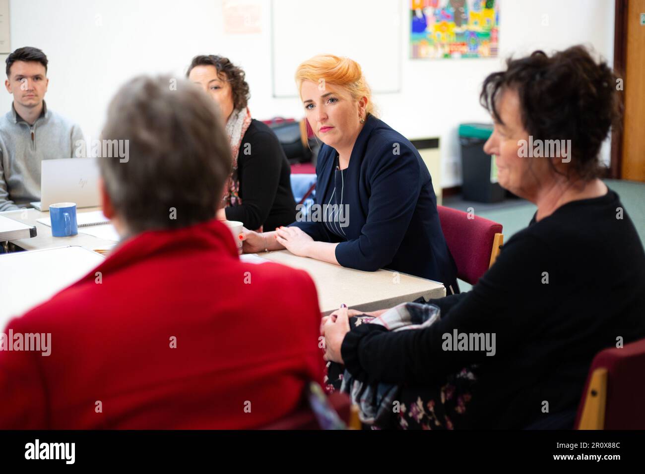 Labour-Abgeordnete und Schattenstaatssekretärin für Verkehr Louise Haigh bei einem Treffen über Fragen des Nahverkehrs mit den Einwohnern, die unter der Stockfoto