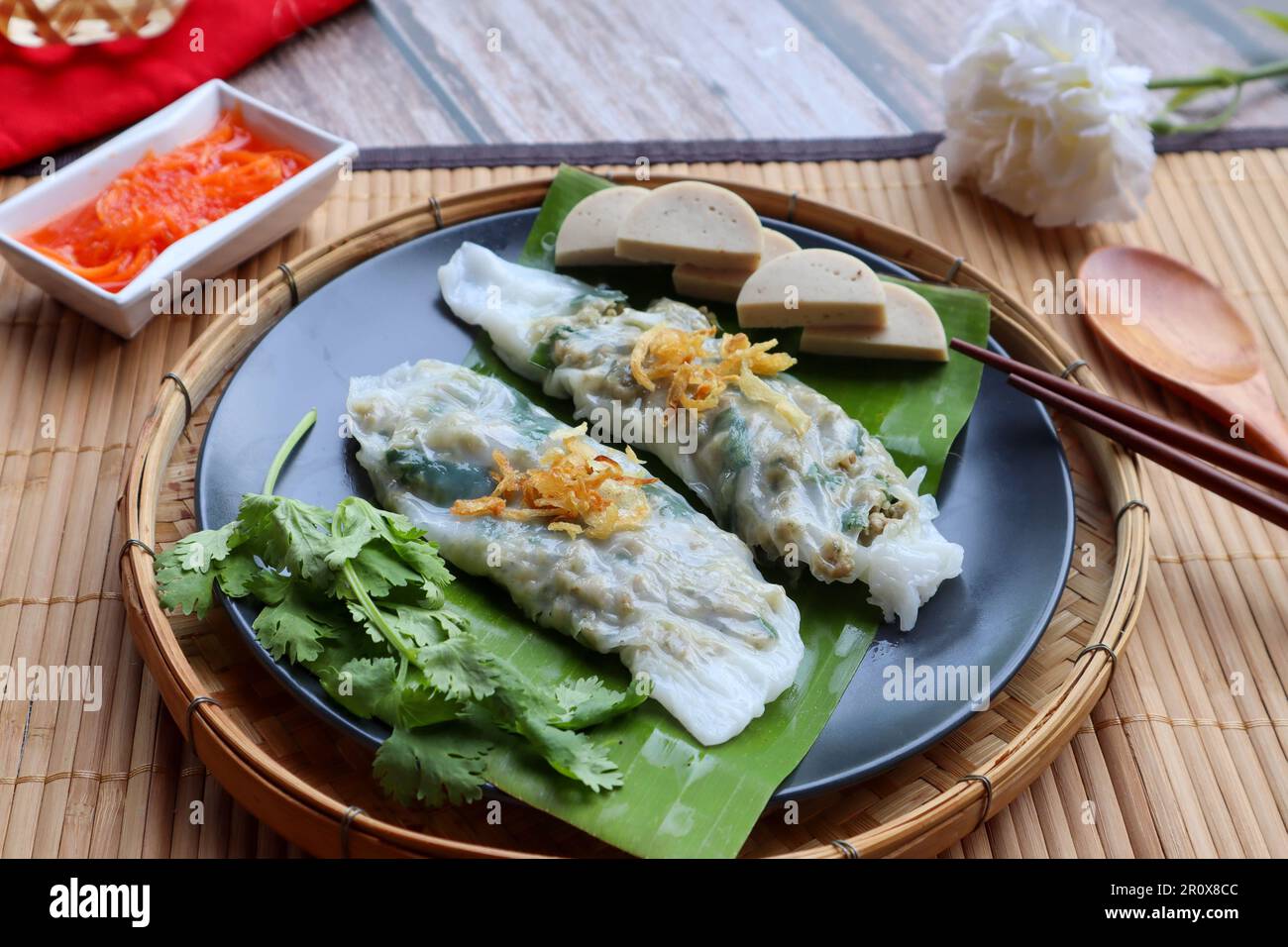 Banh Cuon: Vietnamesische Reisrollen mit Schweinehackfleisch und Gemüse ...