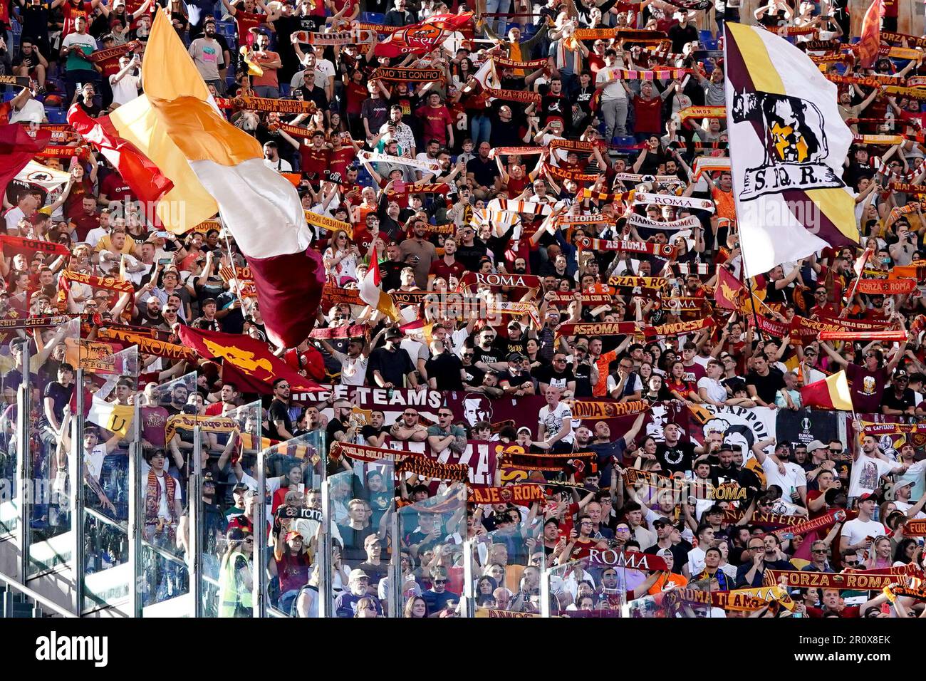 Fans der SS Roma jubeln auf den Tribünen während des Spiels der Serie A zwischen Roma und dem FC Internazionale am 6. Mai 2023 im Stadio Olimpico, Rom, Italien. Foto: Giuseppe Maffia. Stockfoto