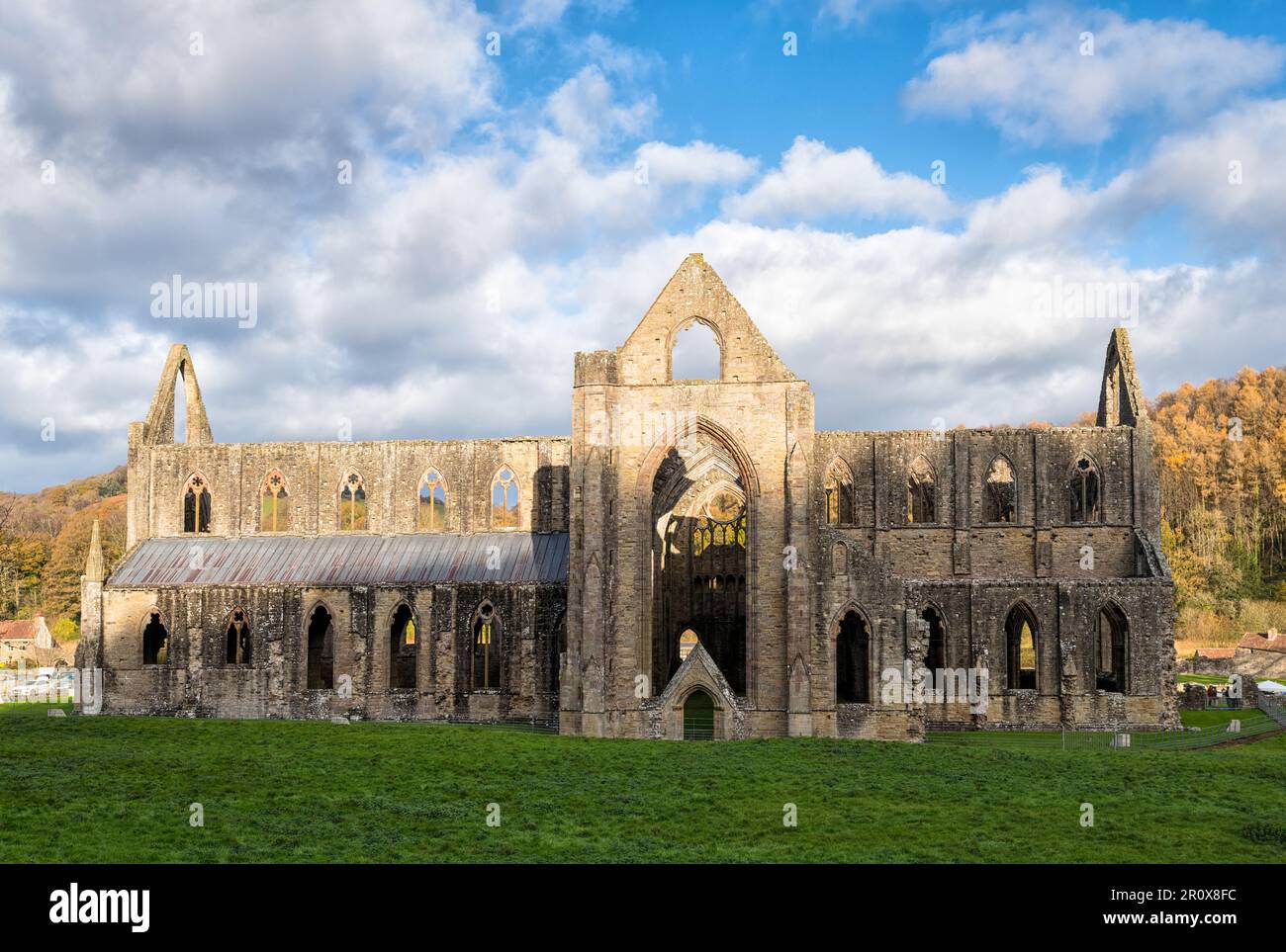 Die Ruinen von Tintern Abbey, gegründet 1131 von Zisterziensermönchen in Monmouthshire, Wales Stockfoto