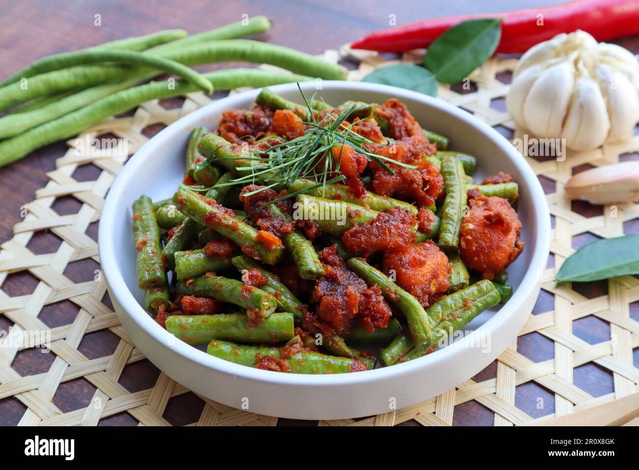 Thailändisches rotes Curry, gebratene grüne Bohnen – asiatische Speisen ... Thailändisches rotes Curry, gebratene grüne Bohnen – asiatische Speisen ...