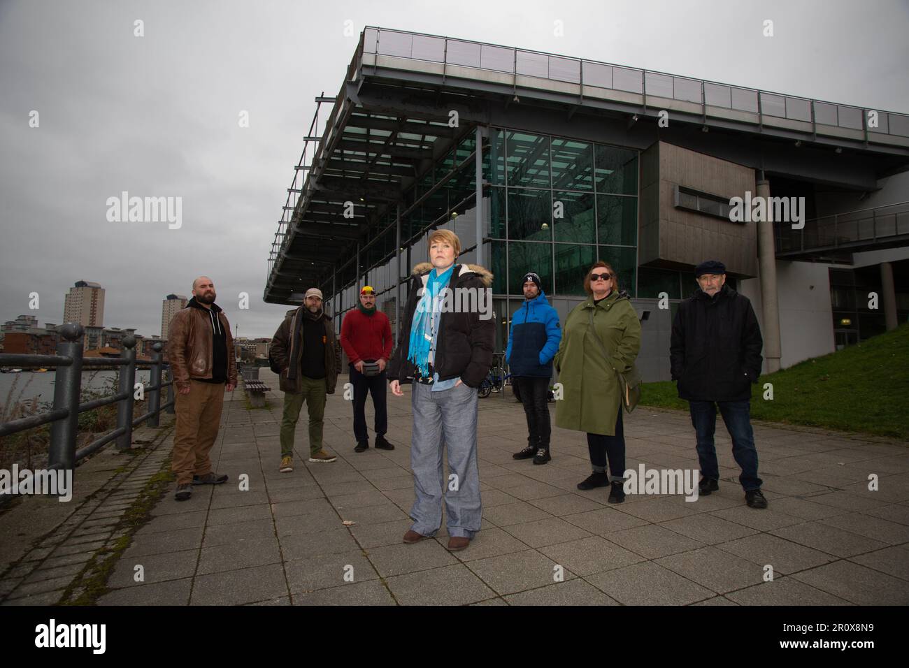 Jo Howell (Zentrum) wurde vor dem National Glass Centre mit anderen Unterstützern der Rettung des National Glass Centre in St. Peter's in Sunderla fotografiert Stockfoto