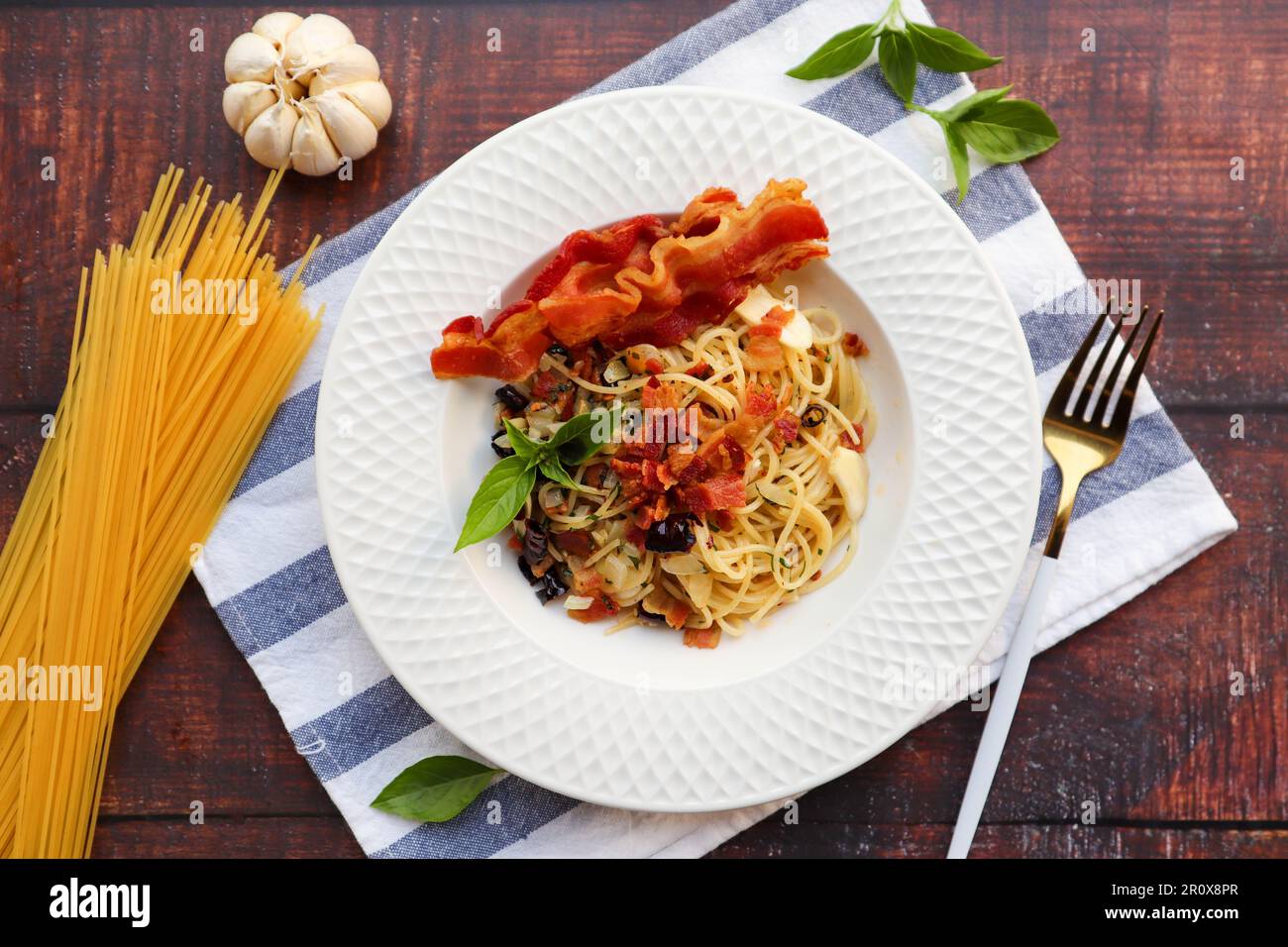 Spaghetti mit Speck und getrocknetem Chili vom Tisch aus - Spaghetti Aglio E Olio Stockfoto