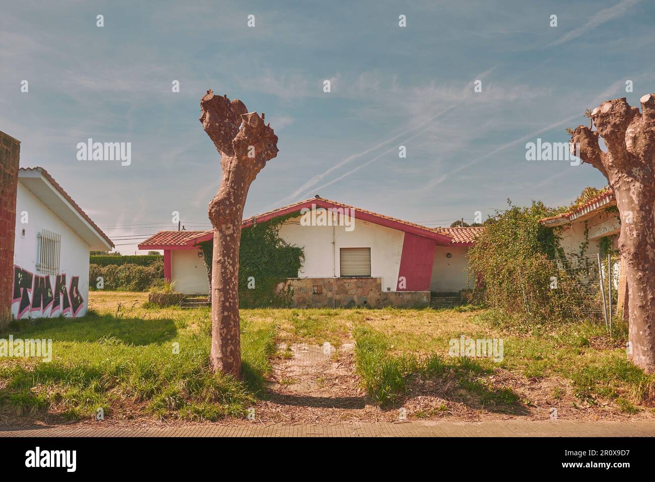 Verlassene Häuser im Stil der Mitte des Jahrhunderts im Dorf Perlora in Asturien. Das Dorf wurde wie ein Feriendorf gebaut, aber einige Jahre später verlassen Stockfoto
