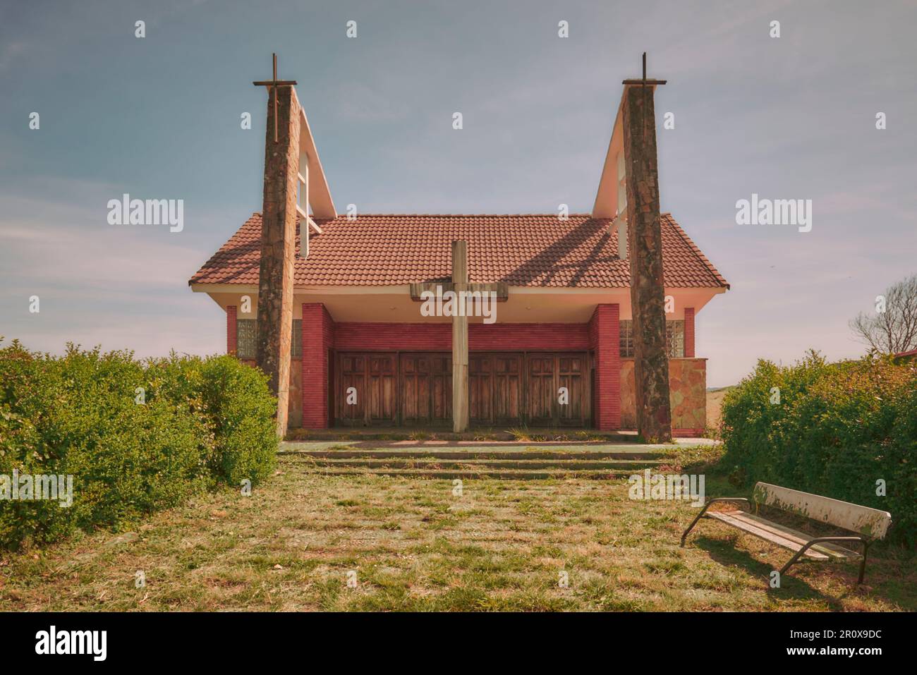Verlassene Häuser im Stil der Mitte des Jahrhunderts im Dorf Perlora in Asturien. Das Dorf wurde wie ein Feriendorf gebaut, aber einige Jahre später verlassen Stockfoto