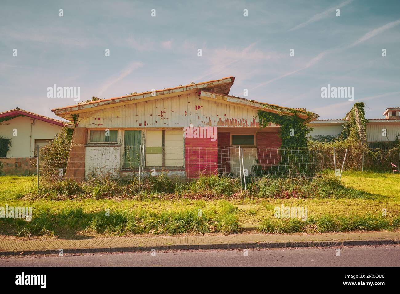 Verlassene Häuser im Stil der Mitte des Jahrhunderts im Dorf Perlora in Asturien. Das Dorf wurde wie ein Feriendorf gebaut, aber einige Jahre später verlassen Stockfoto