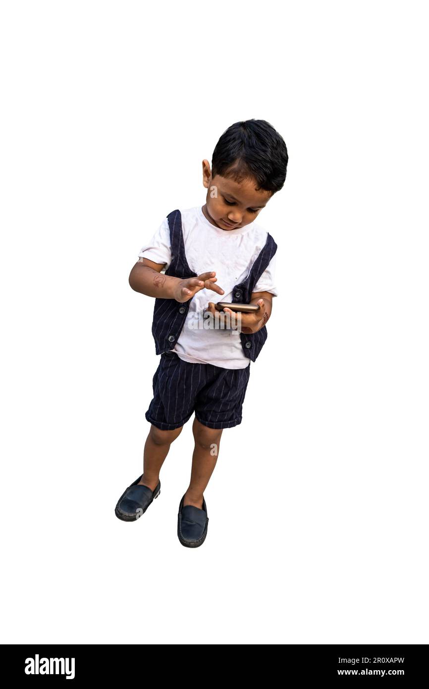 Ein kleiner Junge mit einem Smartphone, isoliert auf weißem Hintergrund gesehen. Stockfoto