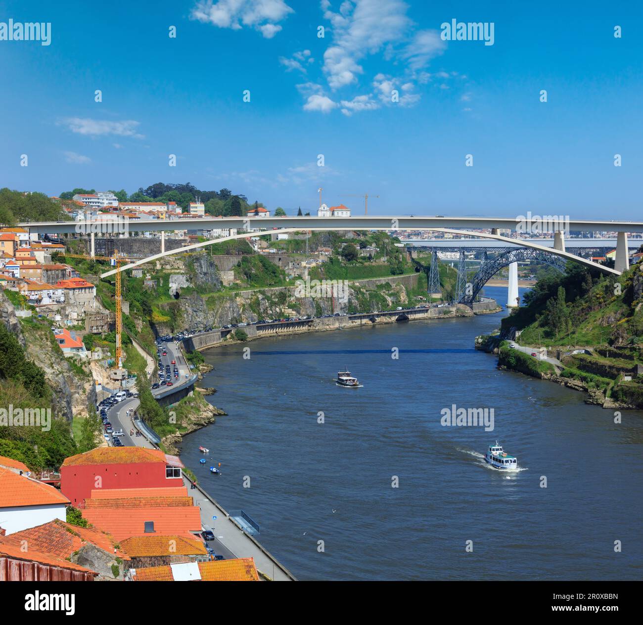 Ponte Infante, Maria-Pia-Brücke und St. Johns Brücke über Fluss Douro in Porto, Portugal. Menschen sind nicht erkennbar. Stockfoto