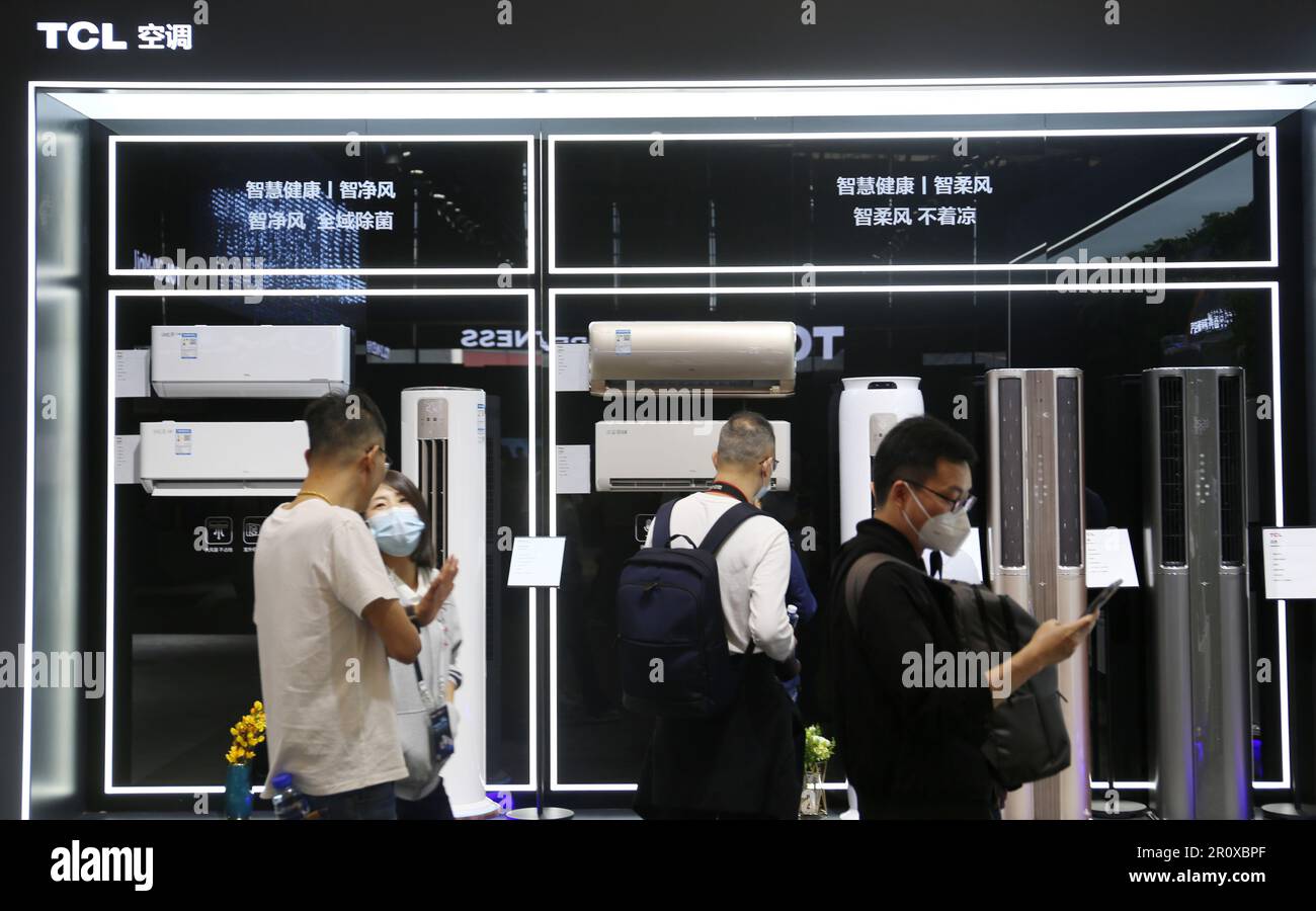 SHANGHAI, CHINA - 27. APRIL 2023 - Smart Homes (Klimaanlagen, Waschmaschinen, Monitore, TVS) von TCL-Haushaltsgeräten werden auf dem 20 ausgestellt Stockfoto