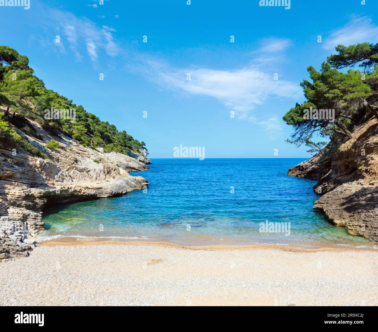 Sommer Baia della Pergola kleinen ruhigen ruhigen Strand, Halbinsel Gargano in Apulien, Italien. Stockfoto