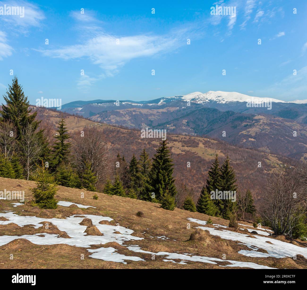 Der frühe Frühling Karpaten plateau Landschaft mit schneebedeckten Grat tops in weit, Ukraine. Stockfoto