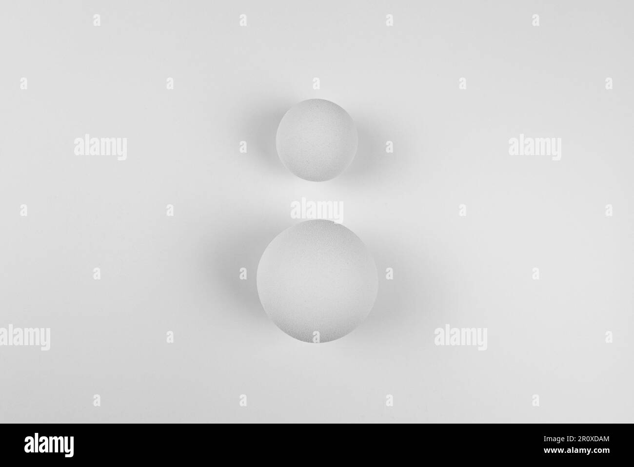 Draufsicht von 3D weißen Kugeln auf weißem Hintergrund. Zwei Bälle flach liegen. Speicherplatz kopieren. Stockfoto