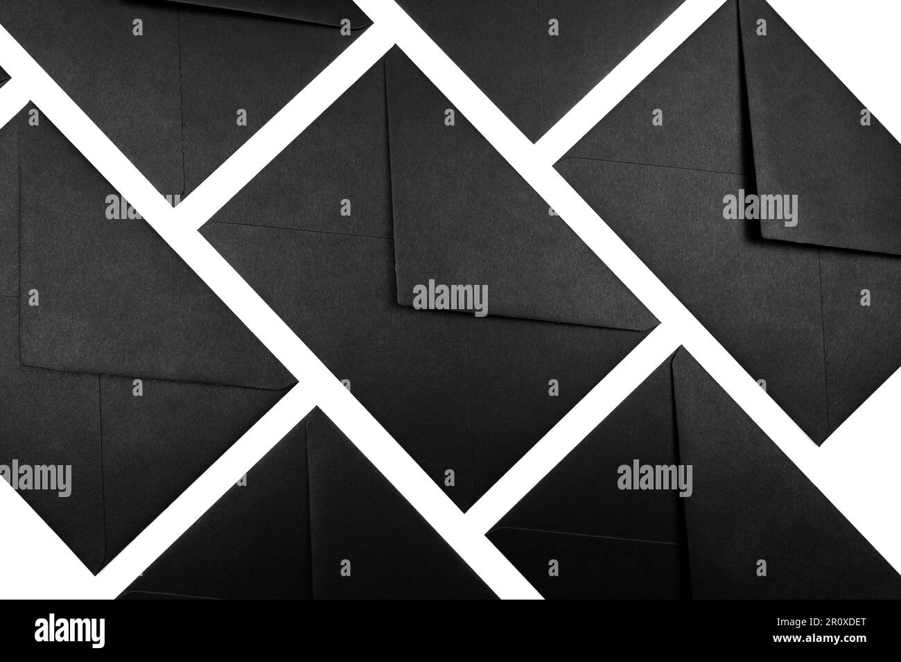 Draufsicht von schwarzen Umschlägen auf weißem Hintergrund. Flaches Ablegen, Kopierbereich. Stockfoto