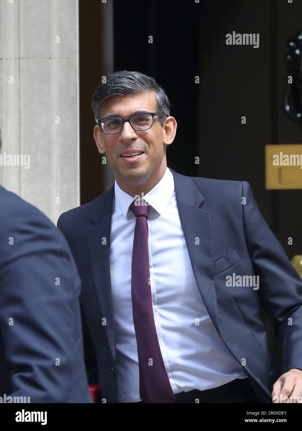 London, Großbritannien. 10. Mai 2023. Der britische Premierminister Rishi Sunak verlässt die Downing Street Nr. 10, um an den wöchentlichen PMQ-Fragen des Premierministers im Parlament teilzunehmen. Kredit: Uwe Deffner/Alamy Live News Stockfoto London, Großbritannien. 10. Mai 2023. Der britische Premierminister Rishi Sunak verlässt die Downing Street Nr. 10, um an den wöchentlichen PMQ-Fragen des Premierministers im Parlament teilzunehmen. Kredit: Uwe Deffner/Alamy Live News Stockfoto