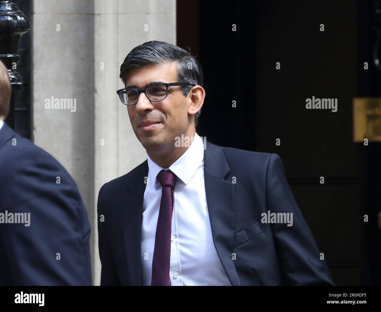 London, Großbritannien. 10. Mai 2023. Der britische Premierminister Rishi Sunak verlässt die Downing Street Nr. 10, um an den wöchentlichen PMQ-Fragen des Premierministers im Parlament teilzunehmen. Kredit: Uwe Deffner/Alamy Live News Stockfoto London, Großbritannien. 10. Mai 2023. Der britische Premierminister Rishi Sunak verlässt die Downing Street Nr. 10, um an den wöchentlichen PMQ-Fragen des Premierministers im Parlament teilzunehmen. Kredit: Uwe Deffner/Alamy Live News Stockfoto