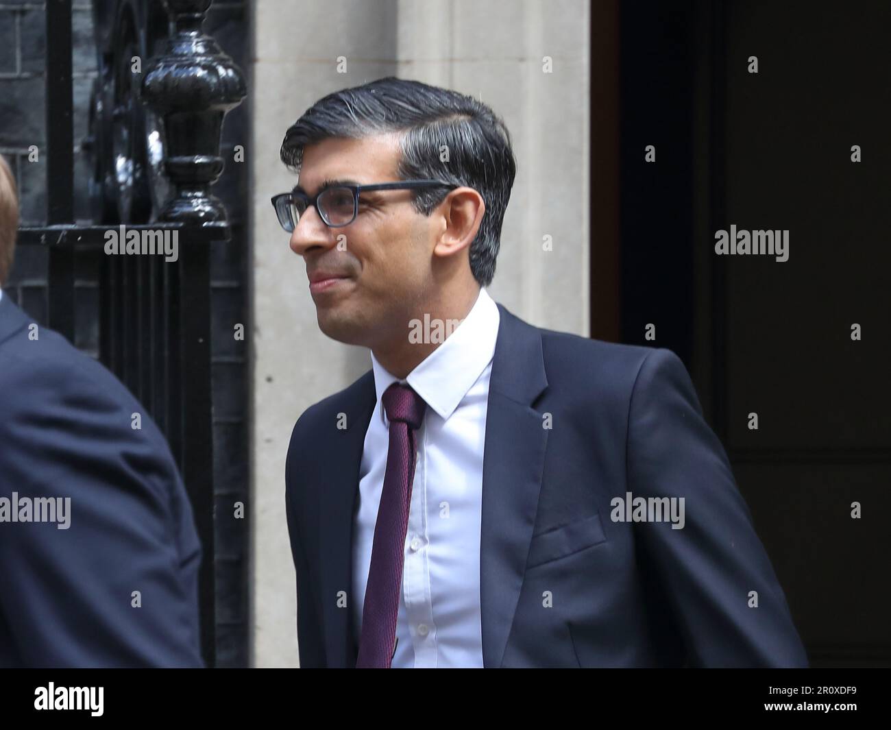 London, Großbritannien. 10. Mai 2023. Der britische Premierminister Rishi Sunak verlässt die Downing Street Nr. 10, um an den wöchentlichen PMQ-Fragen des Premierministers im Parlament teilzunehmen. Kredit: Uwe Deffner/Alamy Live News Stockfoto London, Großbritannien. 10. Mai 2023. Der britische Premierminister Rishi Sunak verlässt die Downing Street Nr. 10, um an den wöchentlichen PMQ-Fragen des Premierministers im Parlament teilzunehmen. Kredit: Uwe Deffner/Alamy Live News Stockfoto