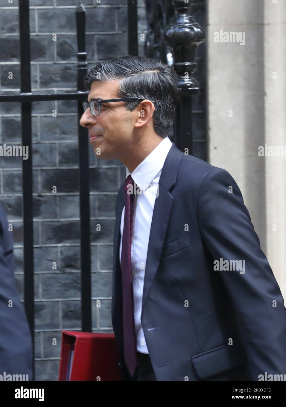 London, Großbritannien. 10. Mai 2023. Der britische Premierminister Rishi Sunak verlässt die Downing Street Nr. 10, um an den wöchentlichen PMQ-Fragen des Premierministers im Parlament teilzunehmen. Kredit: Uwe Deffner/Alamy Live News Stockfoto London, Großbritannien. 10. Mai 2023. Der britische Premierminister Rishi Sunak verlässt die Downing Street Nr. 10, um an den wöchentlichen PMQ-Fragen des Premierministers im Parlament teilzunehmen. Kredit: Uwe Deffner/Alamy Live News Stockfoto