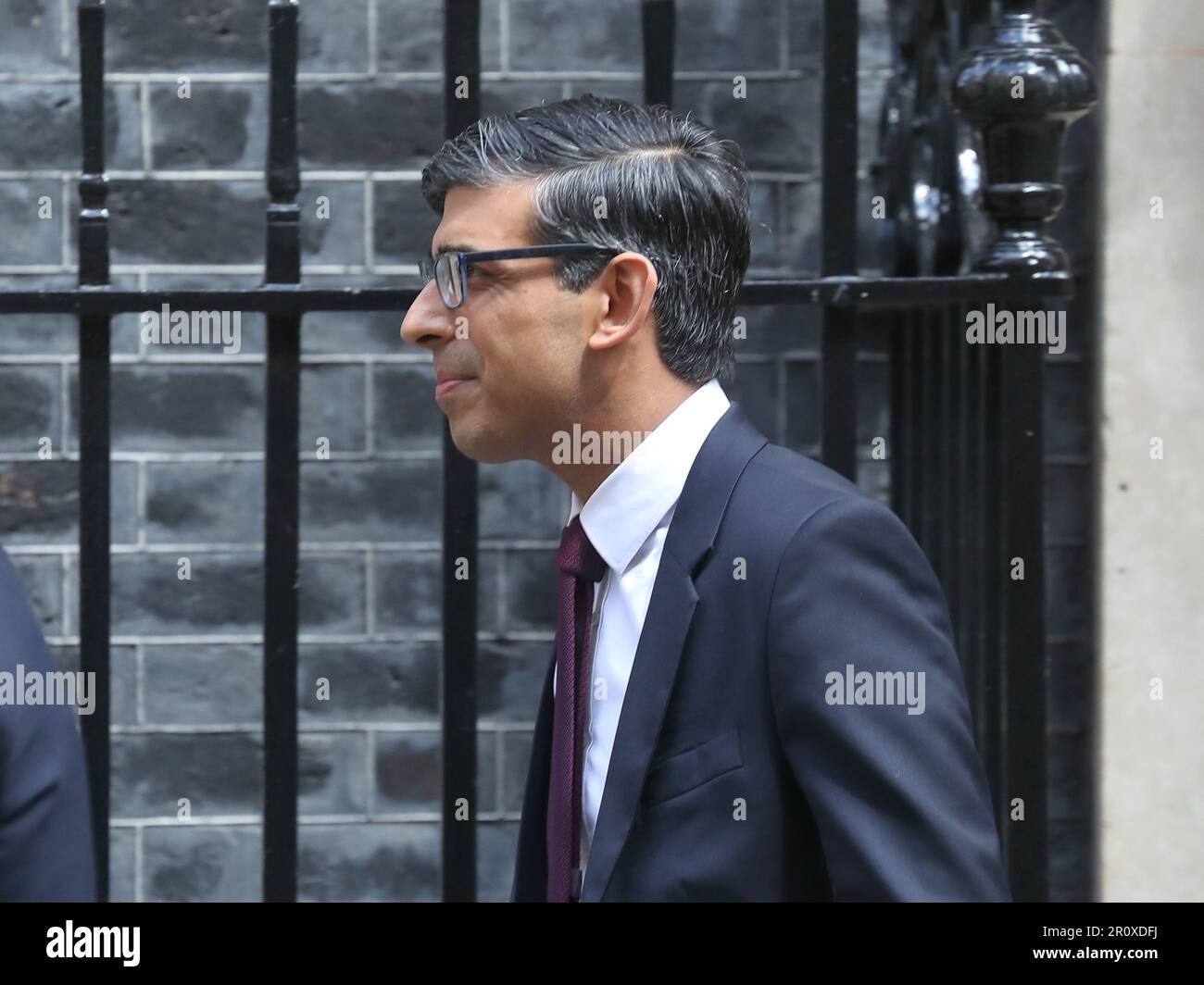 London, Großbritannien. 10. Mai 2023. Der britische Premierminister Rishi Sunak verlässt die Downing Street Nr. 10, um an den wöchentlichen PMQ-Fragen des Premierministers im Parlament teilzunehmen. Kredit: Uwe Deffner/Alamy Live News Stockfoto London, Großbritannien. 10. Mai 2023. Der britische Premierminister Rishi Sunak verlässt die Downing Street Nr. 10, um an den wöchentlichen PMQ-Fragen des Premierministers im Parlament teilzunehmen. Kredit: Uwe Deffner/Alamy Live News Stockfoto