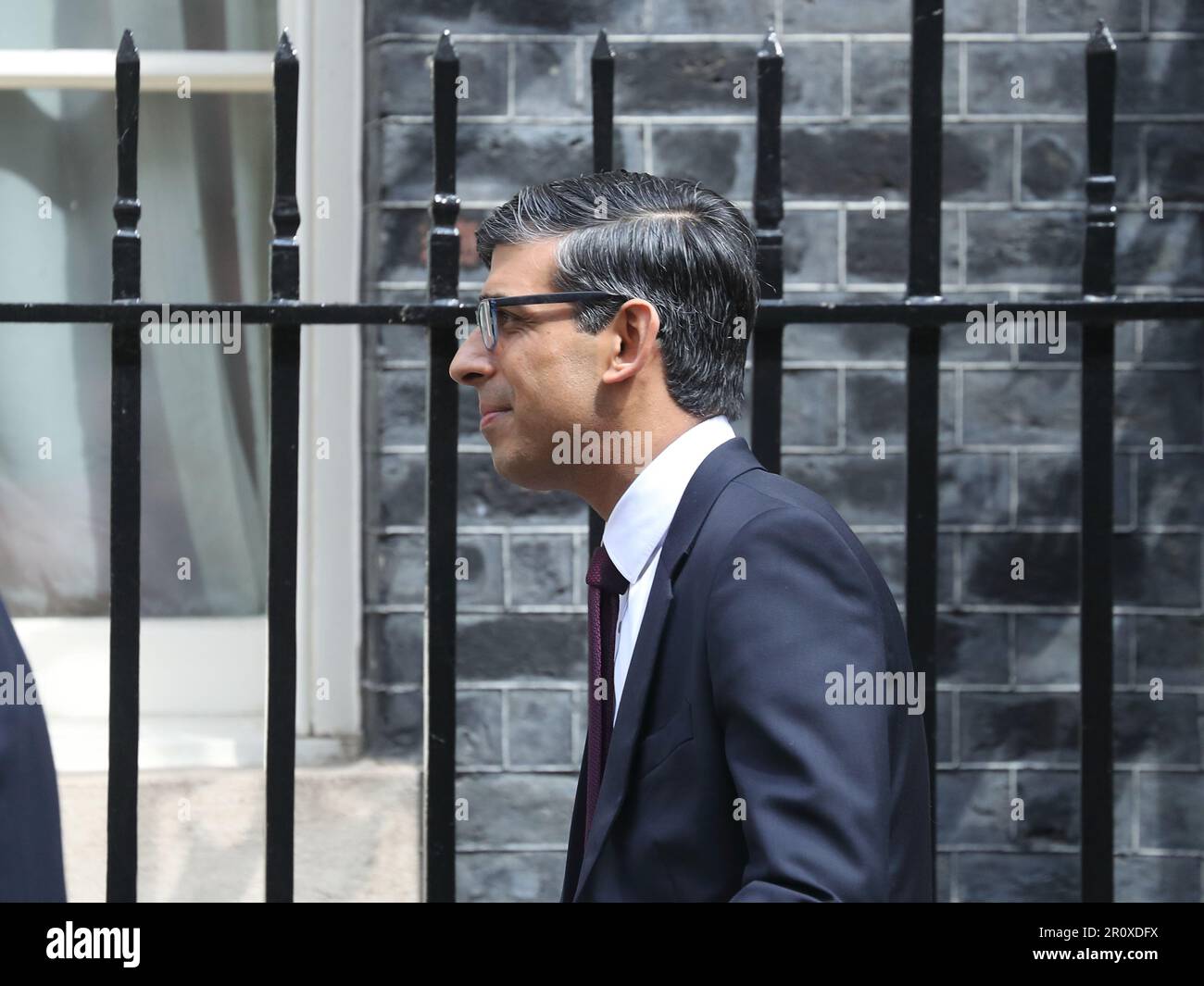 London, Großbritannien. 10. Mai 2023. Der britische Premierminister Rishi Sunak verlässt die Downing Street Nr. 10, um an den wöchentlichen PMQ-Fragen des Premierministers im Parlament teilzunehmen. Kredit: Uwe Deffner/Alamy Live News Stockfoto London, Großbritannien. 10. Mai 2023. Der britische Premierminister Rishi Sunak verlässt die Downing Street Nr. 10, um an den wöchentlichen PMQ-Fragen des Premierministers im Parlament teilzunehmen. Kredit: Uwe Deffner/Alamy Live News Stockfoto