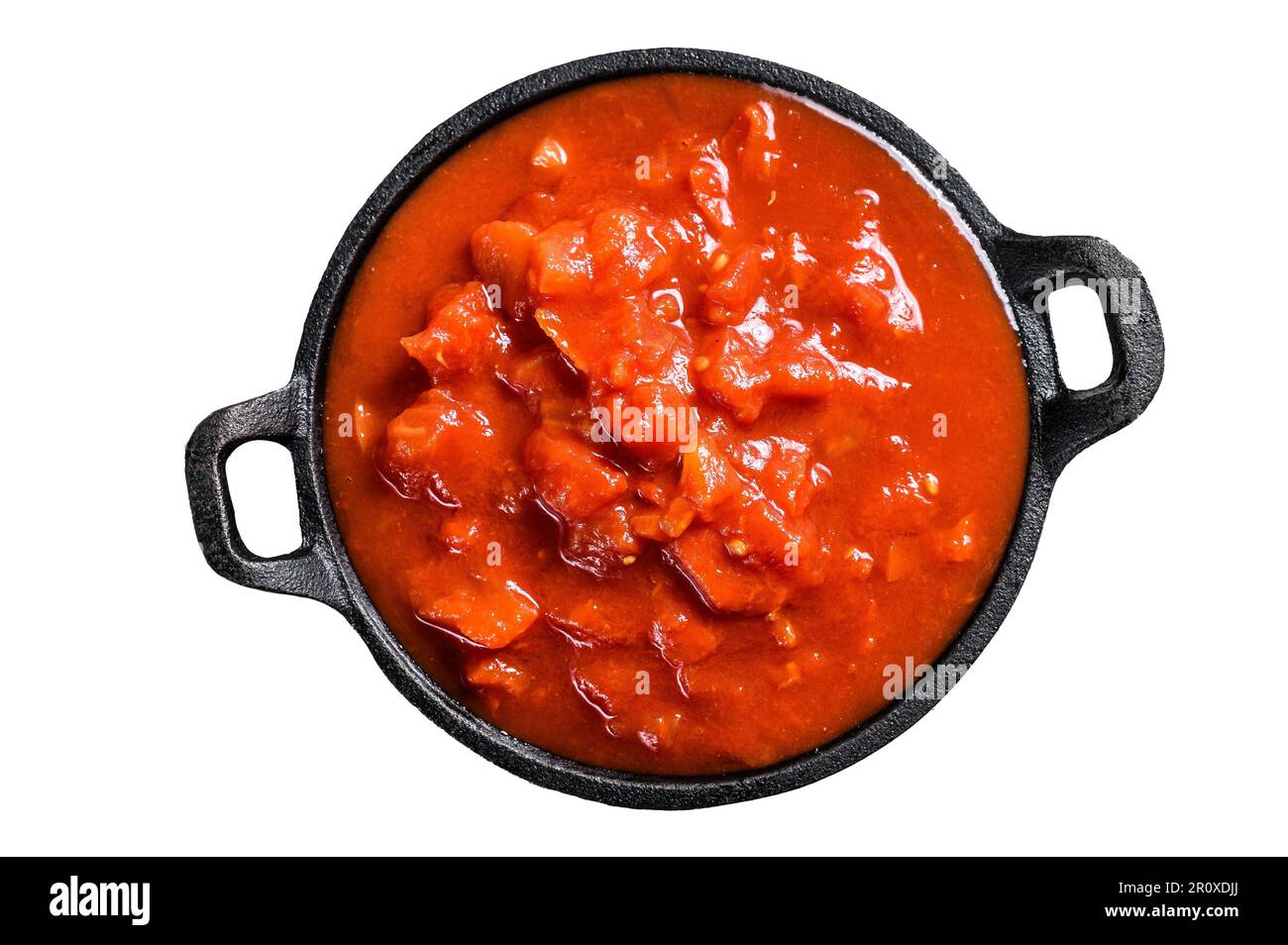 Gehackte rote Tomaten aus der Dose in einem Topf. Isoliert auf weißem Hintergrund Stockfoto