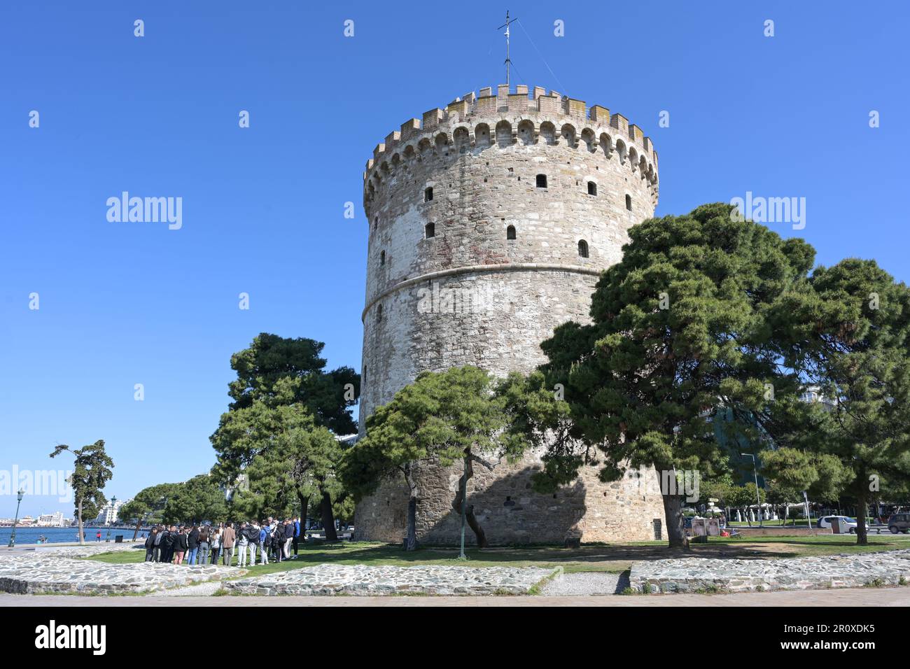 Thessaloniki, Griechenland, 28. April 2023: Weißer Turm in Thessaloniki, Griechenland, berühmtes Wahrzeichen und Reiseziel, blauer Himmel, Kopierbereich, ausgewählt Stockfoto