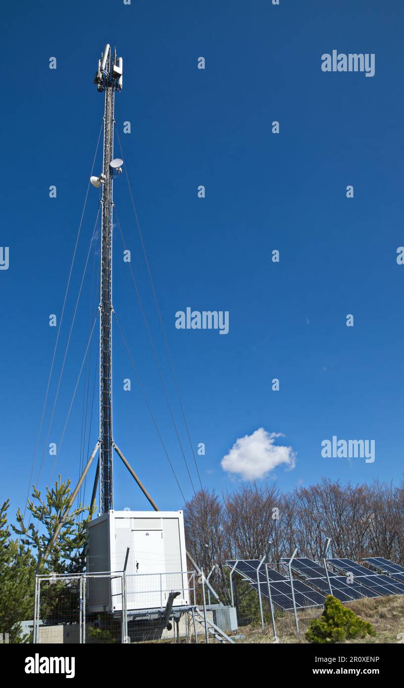 Ein Frühlingswald mit einer Wiese und einer Antenne, die mit Solarbatterien betrieben wird, Plana Mountain, Bulgarien Stockfoto