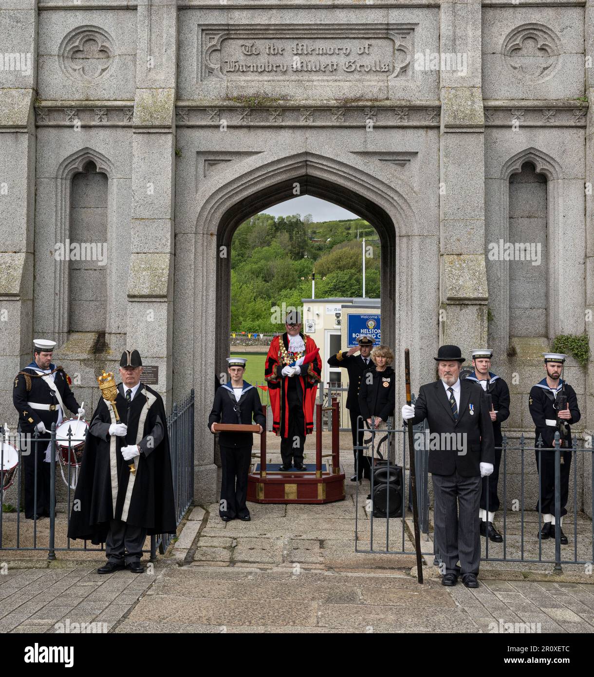 Helston, Cornwall, Großbritannien. 10. Mai 2023. Tag der Streitkräfte, Flag Relay Helston Cornwall mit Kate Holborow Stellvertretender Lieutenant von Cornwall, Bürgermeister von Helston Tim Gratton Stockfoto