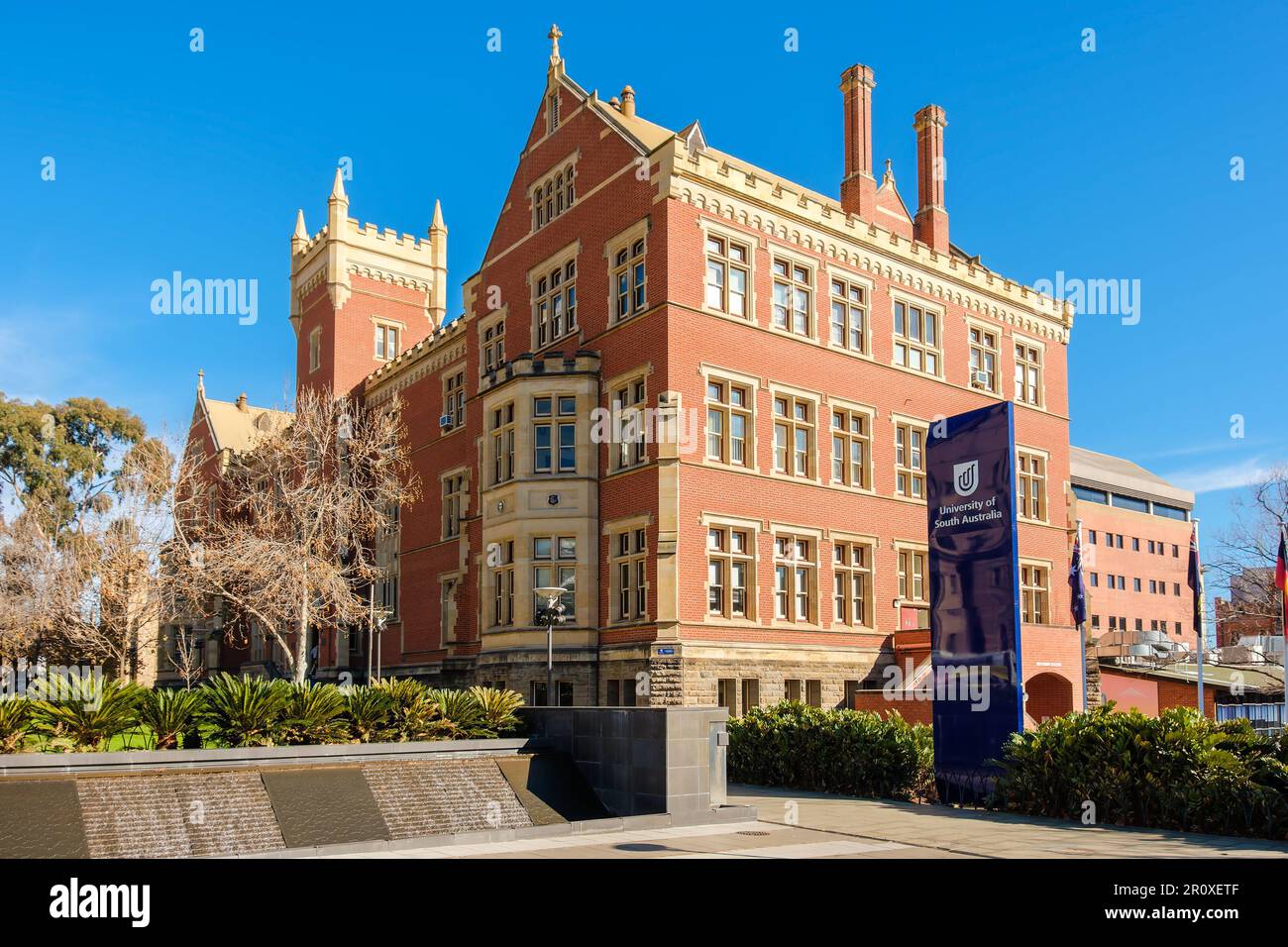 Adelaide, Südaustralien - 2. September 2019: City East Campus der University of South Australia mit Logo und Brookman Building Behind on Bright Stockfoto