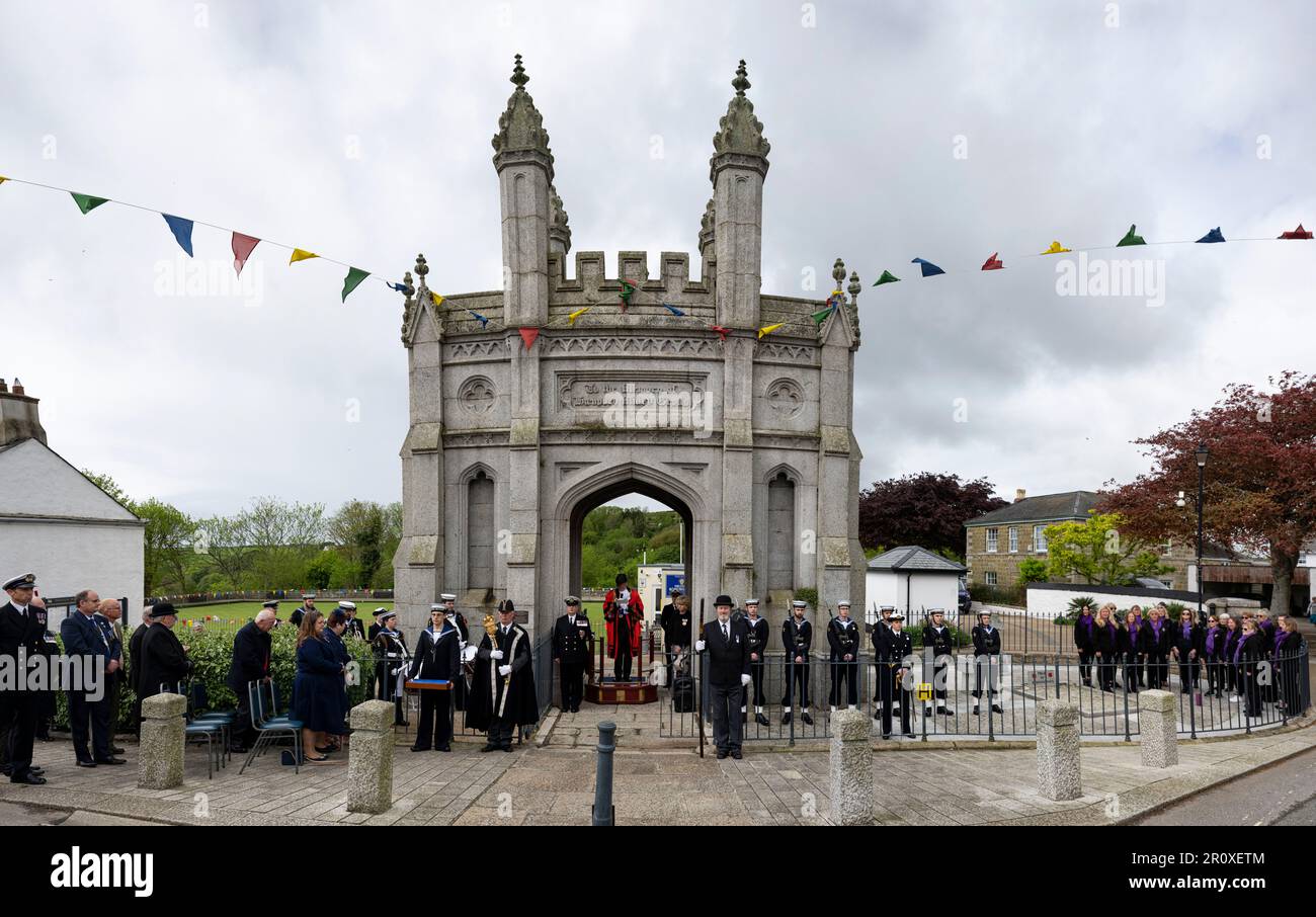 Helston, Cornwall, Großbritannien. 10. Mai 2023. Tag der Streitkräfte, Flag Relay Helston Cornwall mit Kate Holborow Stellvertretender Lieutenant von Cornwall, Bürgermeister von Helston Tim Gratton Stockfoto