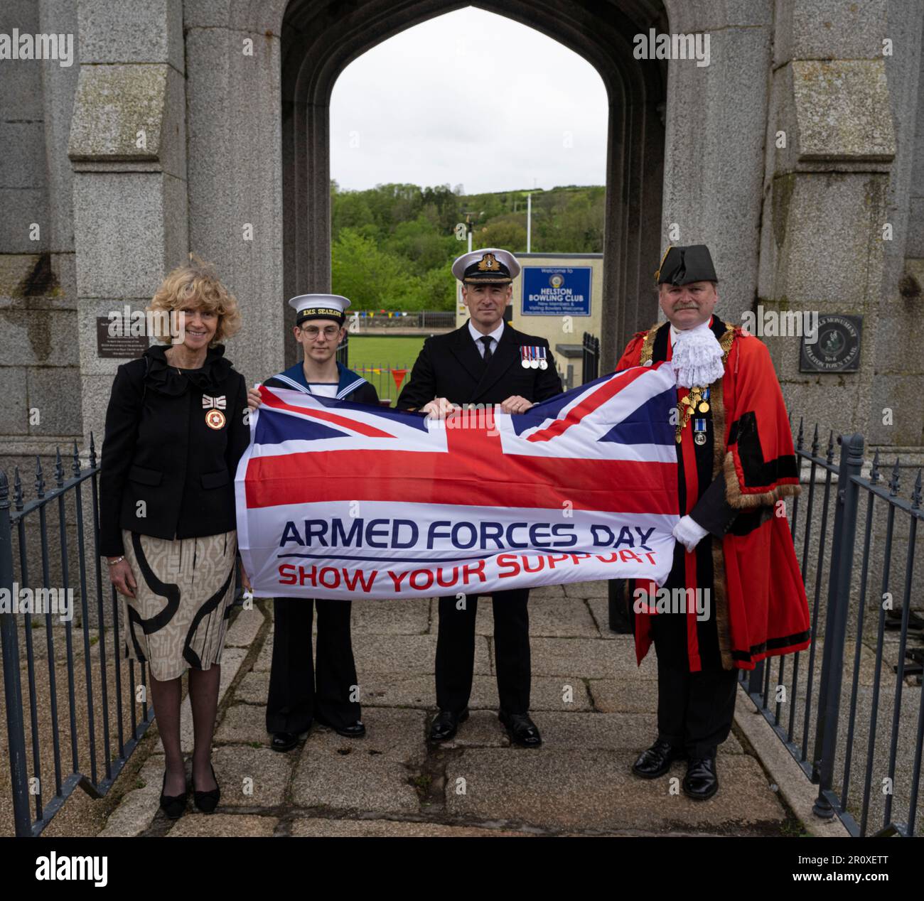 Helston, Cornwall, Großbritannien. 10. Mai 2023. Tag der Streitkräfte, Flag Relay Helston Cornwall mit Kate Holborow Stellvertretender Lieutenant von Cornwall, Bürgermeister von Helston Tim Gratton Stockfoto