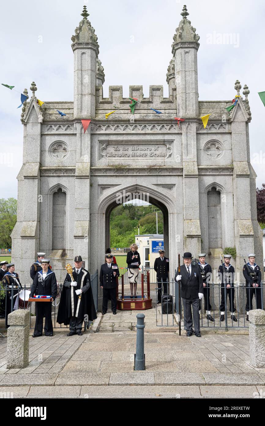Helston, Cornwall, Großbritannien. 10. Mai 2023. Tag der Streitkräfte, Flag Relay Helston Cornwall mit Kate Holborow Stellvertretender Lieutenant von Cornwall, Bürgermeister von Helston Tim Gratton Stockfoto
