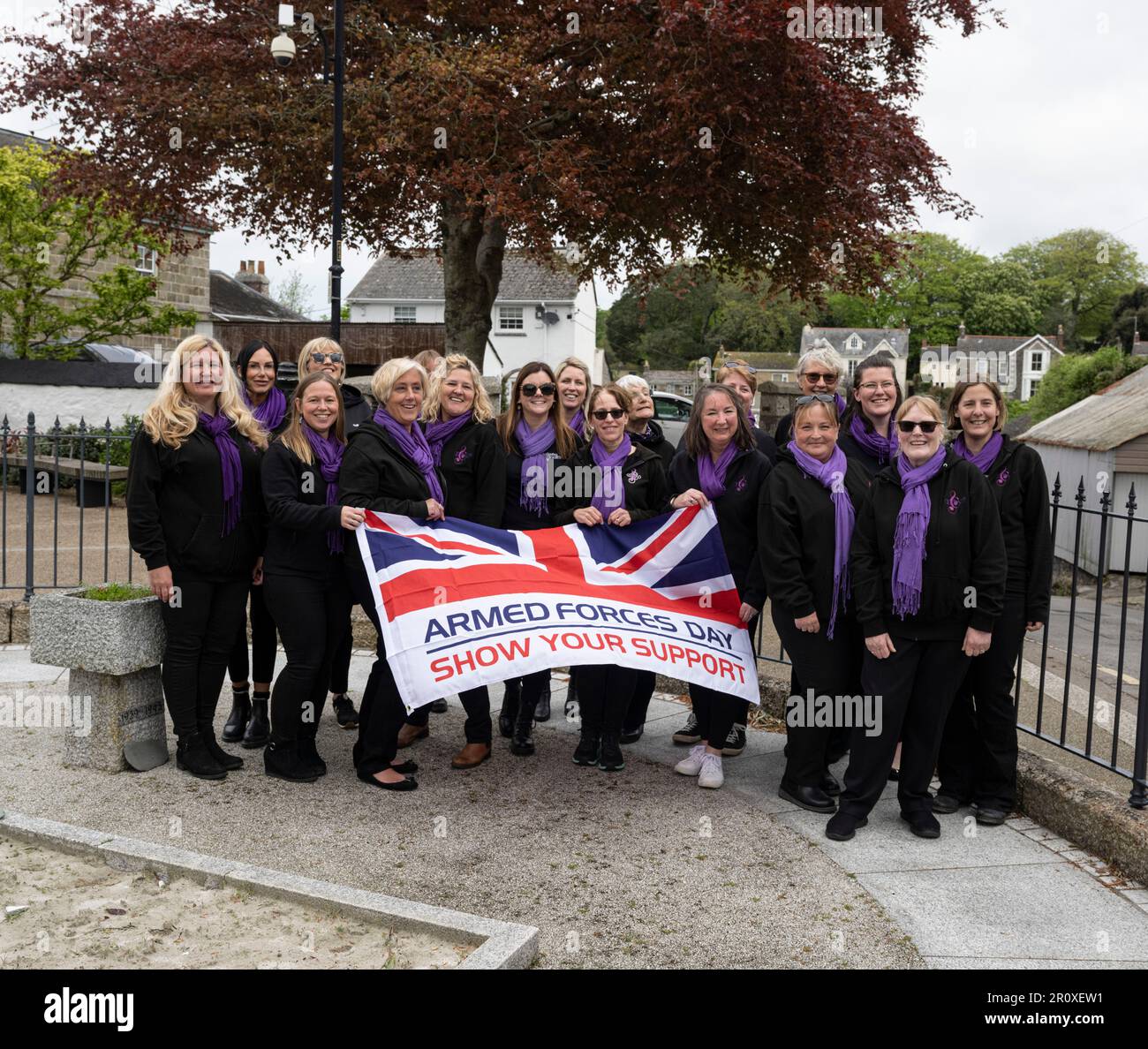 Helston, Cornwall, Großbritannien. 10. Mai 2023. Tag der Streitkräfte, Flag Relay Helston Cornwall mit Kate Holborow Stellvertretender Lieutenant von Cornwall, Bürgermeister von Helston Tim Gratton Stockfoto