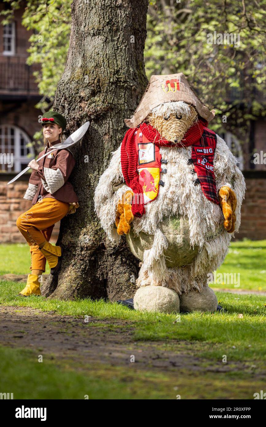 Edinburgh, Vereinigtes Königreich. 10. Mai 2023 Bild: L to R Chicken Run entworfen von Esme Hodgson und Orinioco entworfen von Biz Sutton. Magische Kostüme, inspiriert von den Wombles, der Film Chicken Run und ein Stephen King Roman gehören zu den Kreationen, die von Studenten des Edinburgh College of Art gezeigt werden. Die Outfits und Darsteller werden am 26. Mai in der Queen's Hall in Edinburgh die Bühne beherrschen und dabei die Kreationen von Studenten enthüllen, die sich mit Performance Costume beschäftigen. Kredit: Rich Dyson/Alamy Live News Stockfoto