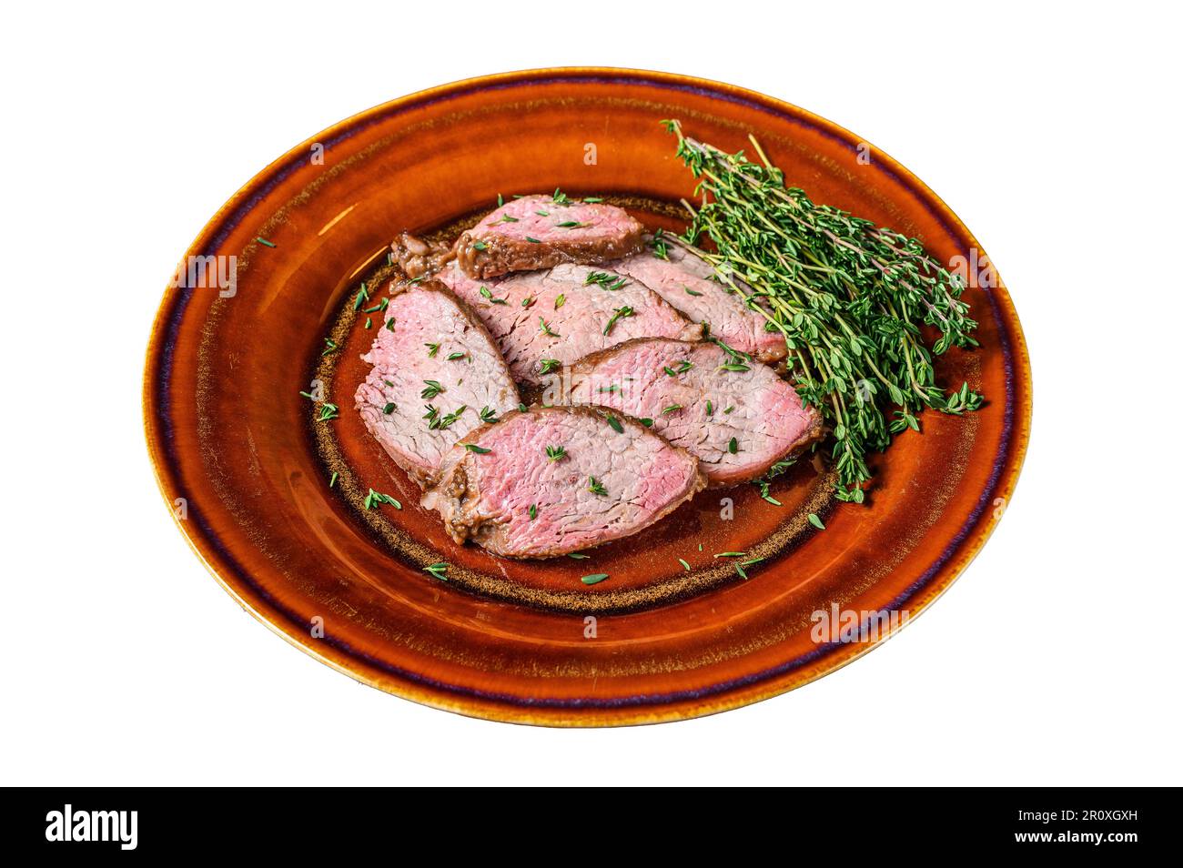 Zartes Roastbeef-Sirloin-Steak auf einem rustikalen Teller. Isoliert auf weißem Hintergrund Stockfoto