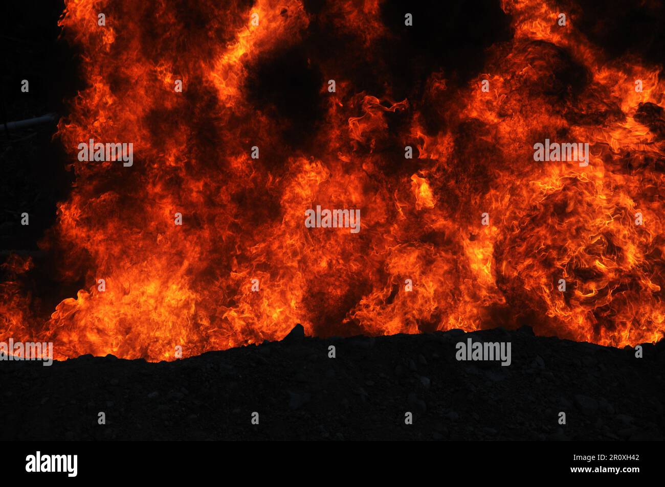 Industrieller Hintergrund einer Flammenwand Stockfoto