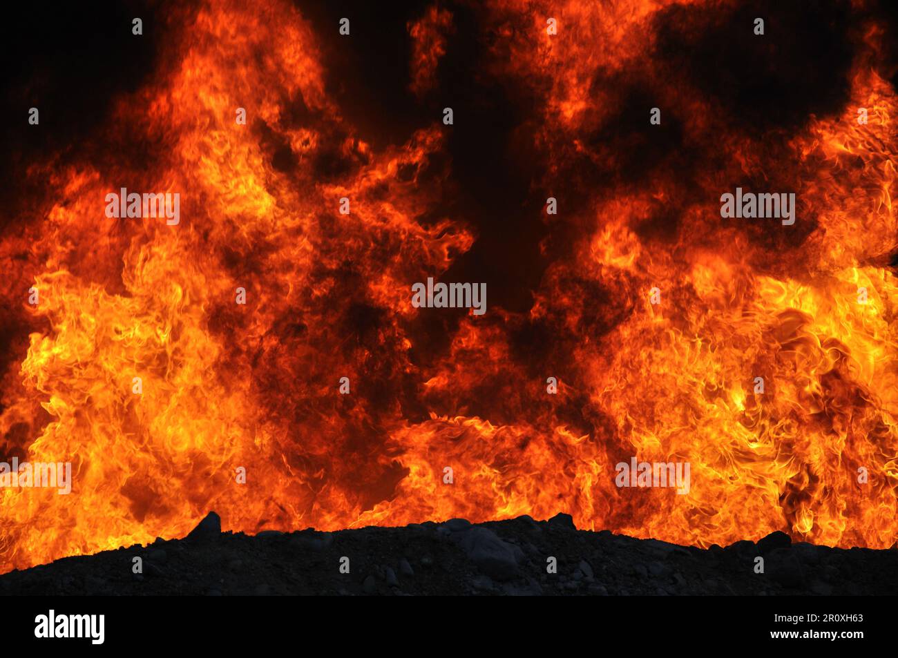 Industrieller Hintergrund einer Flammenwand Stockfoto