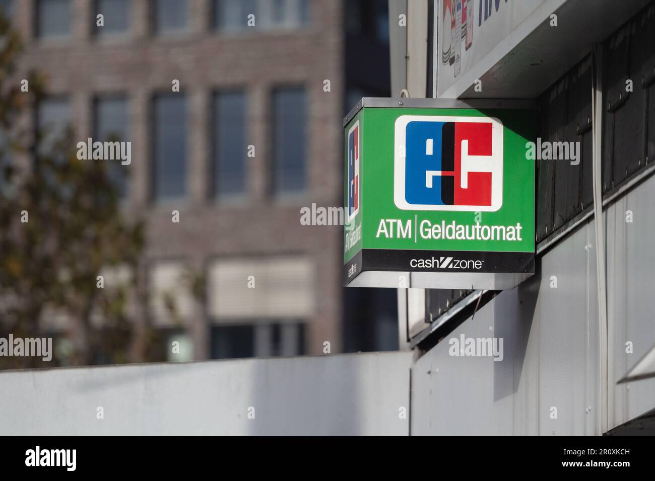 Bild eines Schildes mit dem Logo der EC-karte auf einem deutschen Geldautomaten in Dortmund. Bis 2007 war elektronisches Bargeld das Debitkartensystem der deutschen Bank Ind Stockfoto