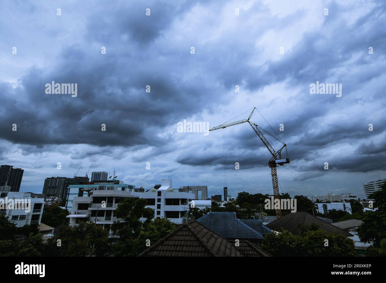 Ein hoher Kran wird bei Gewitter eingesetzt, bevor es regnet. Stockfoto