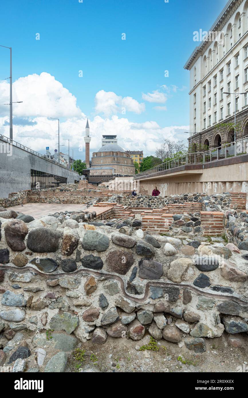 Sofia, Bulgarien. Mai 2023. Außenansicht der antiken Ruinen in der archäologischen Stätte von Serdica im Stadtzentrum Stockfoto